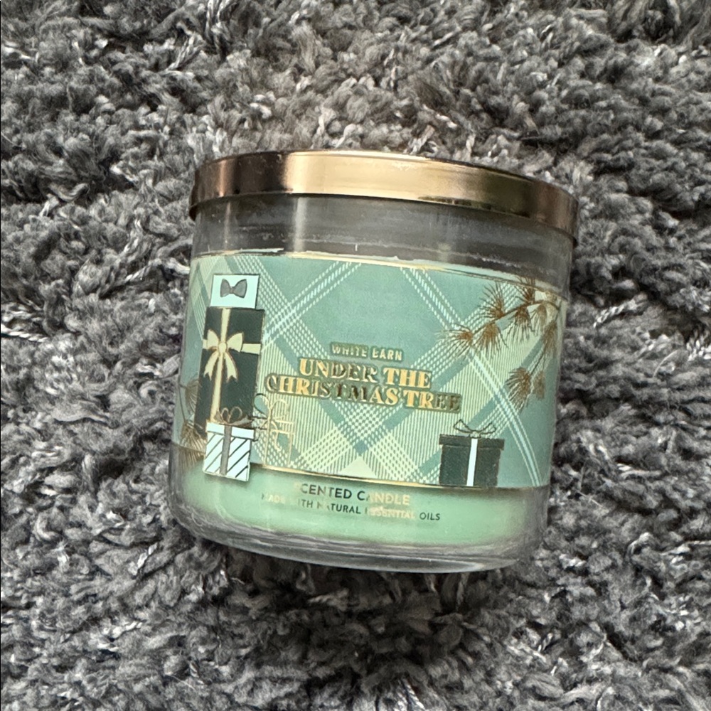 Bath & Body Works Under the Christmas Tree Candle - Green and White